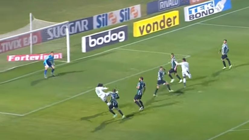 Nikolas postiže gol (©YouTube/printscreen)