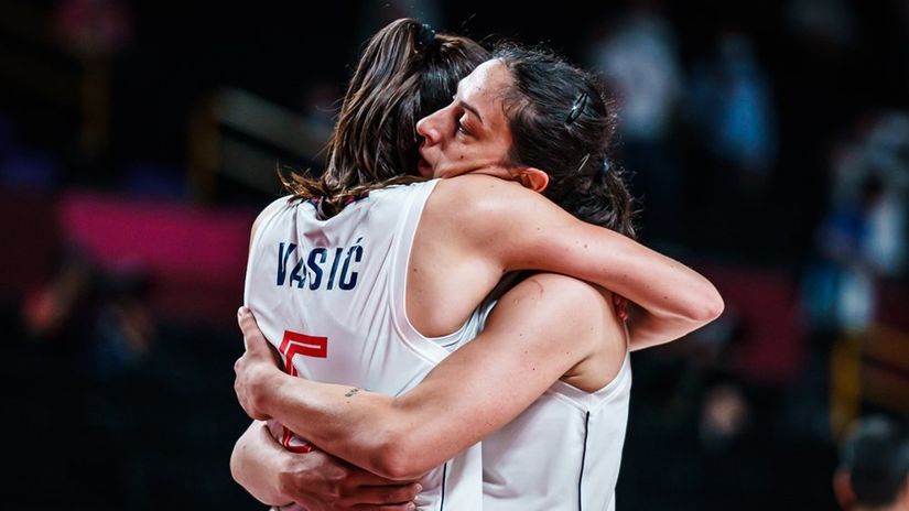 Sonja Vasić i Jelena Bruks (Foto: FIBA)