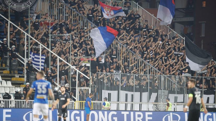 HAOS: Prekinuta utakmica Novi Pazar – Partizan, policija ispraznila tribinu sa Grobarima