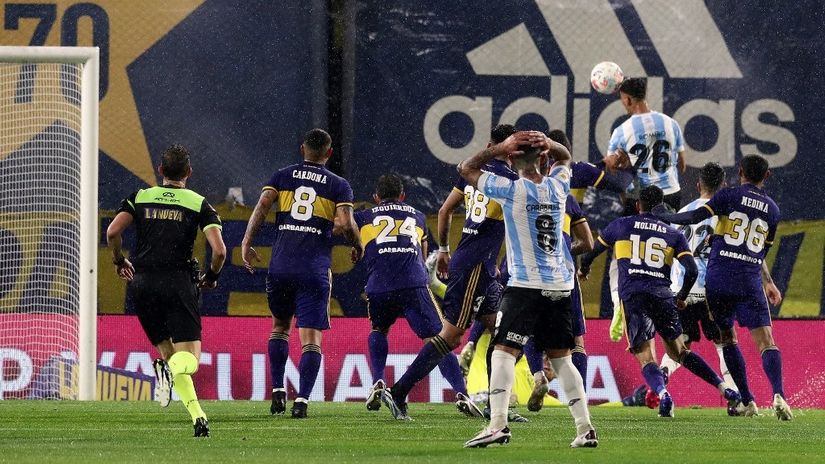 Trenutak kada Romero postiže vodeći gol za Argentinos na Bombonjeri (©AFP)