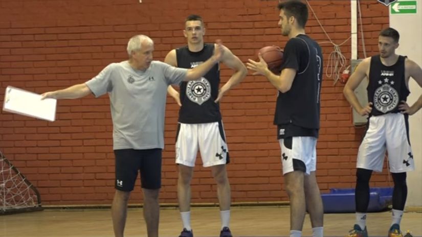 Obradović u razgovoru sa košarkašima Partizana (©YouTube/BC Parizan TV)