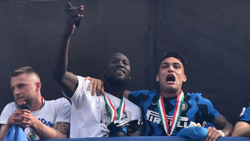 Ne tako davno slavili su titulu: Romelu Lukaku i Lautaro Martinez (©Reuters)