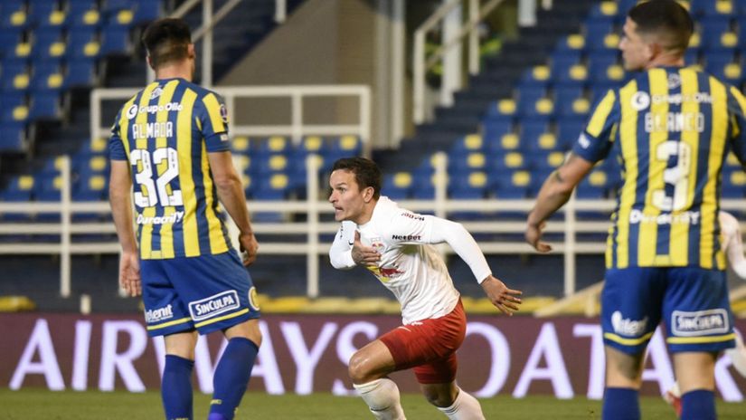 Artur slavi gol u prvom meču protiv Rosarija (©AFP)