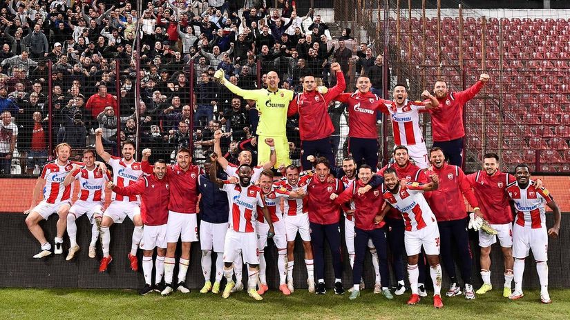 Slavlje igrača Crvene zvezde posle duela u Klužu (Foto:Starsport)