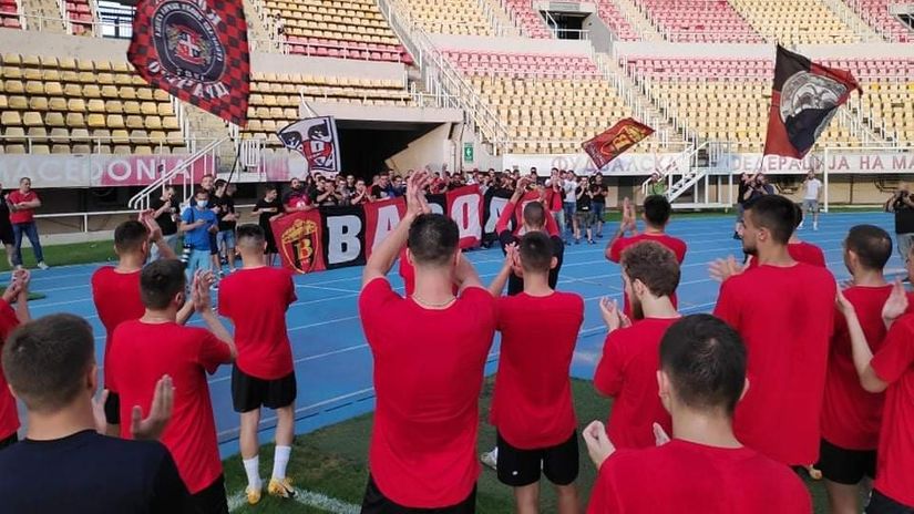 Igrači i navijači Vardara uoči treninga pred početak nove sezone