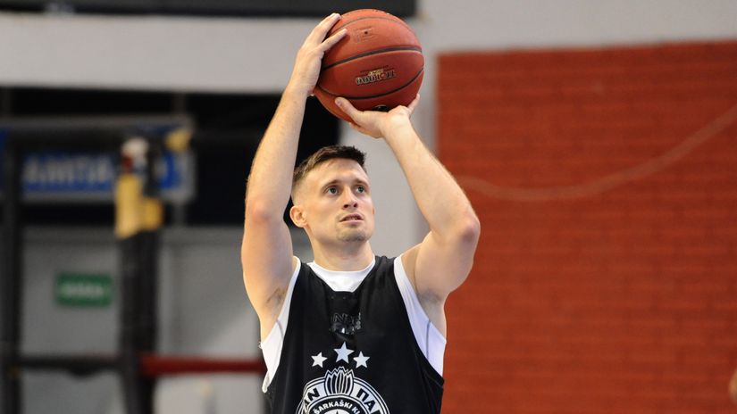 Avramović (© MN Press)