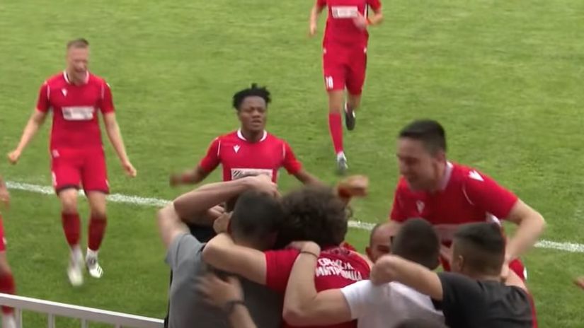 Ibrahim Mustafa sa saigračima (©YouTube)