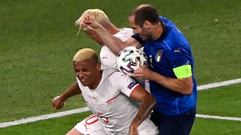 Đorđi Kjelini u duelu sa Švajcarcima (©Reuters)