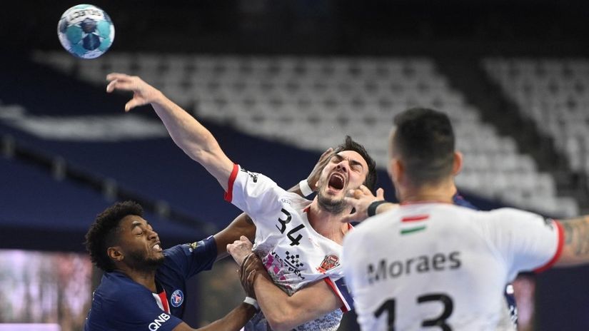 Petar Nenadić u duelu sa Parižanima krajem prošle godine (©AFP)