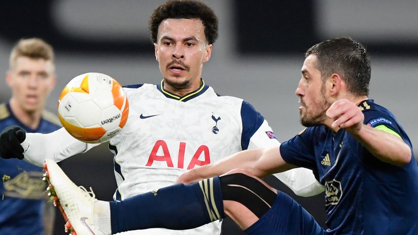 Arijan Ademi u duelu sa Ali Delijem prošle sezone u Ligi Evrope (©Reuters)