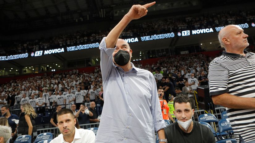 Duško Vujošević pozdravlja navijače (©Star Sport)