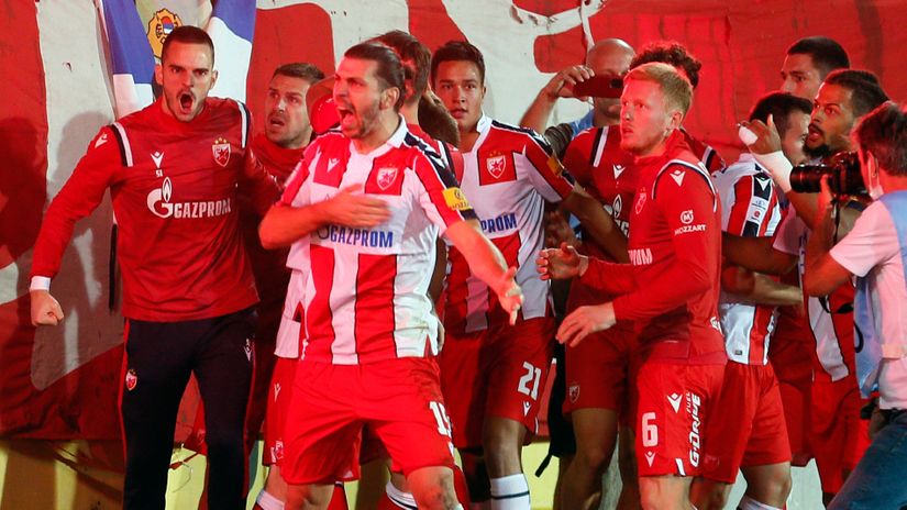 Aleksandar Dragović slavi sa navijačima (©Starsport)