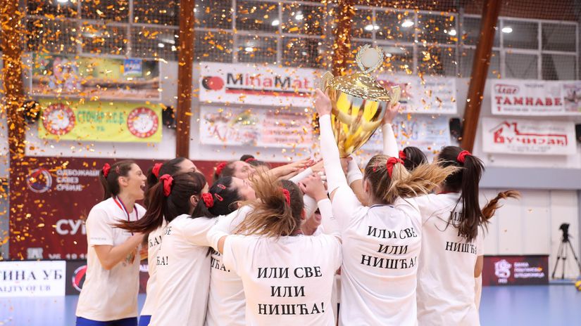 Odbojkašice Uba proslavljaju osvajanje Superkupa prošle sezone (MN Press)
