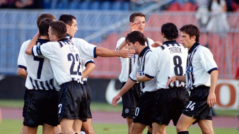 Crno-beli slave jedan od šest golova Flori u beogradskom meču jula 1999. (© MN Press)