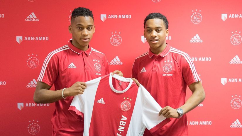 Sa potpisa prvog ugovora za Ajaks (© AFC Ajax)