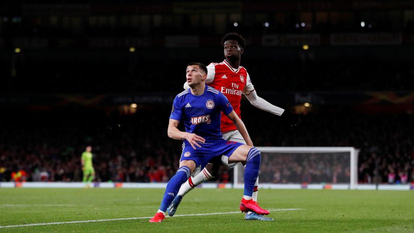 Lazar Ranđelović protiv Sake iz Arsenala (© Reuters)