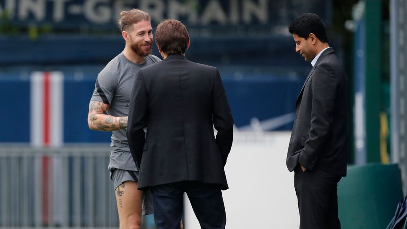 Serhio Ramos u razgovoru sa sportskim direktorom Lenardomi predsednikom Naserom Al Kelaifijem (©Reuters)