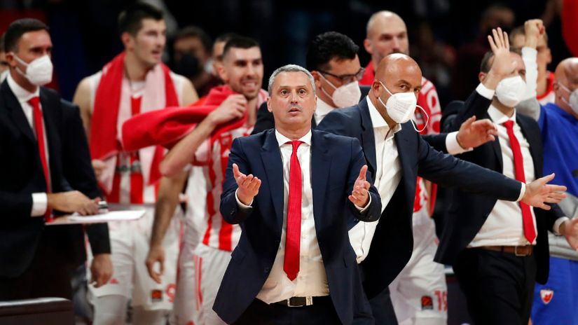 Dejan Radonjić i košarkaši Crvene zvezde (©Starsport)