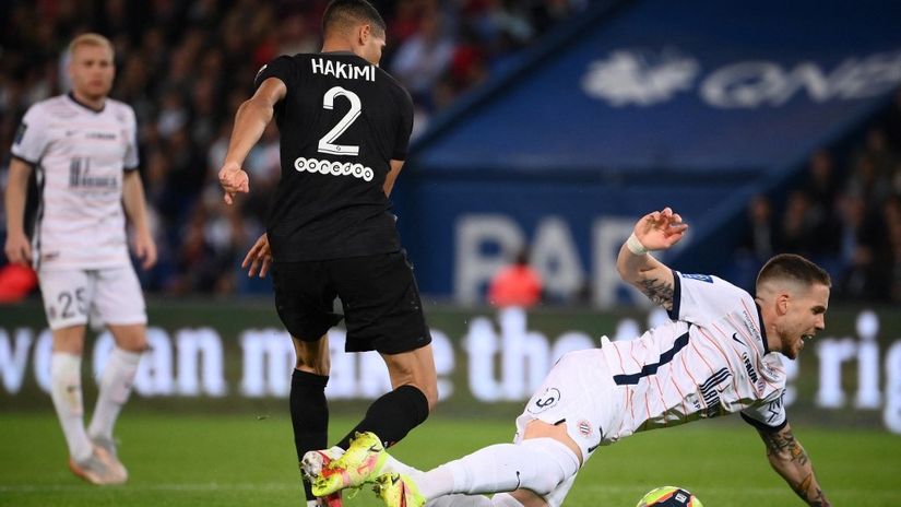 Mihailo Ristić u duelu sa Hakimijem (©AFP)