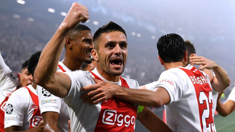 Dušan Tadić i slavlje Ajaksovih igrača (©Reuters)