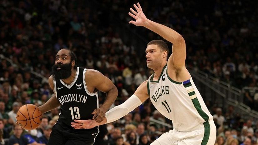 Džejms Harden i Bruk Lopez (AFP)
