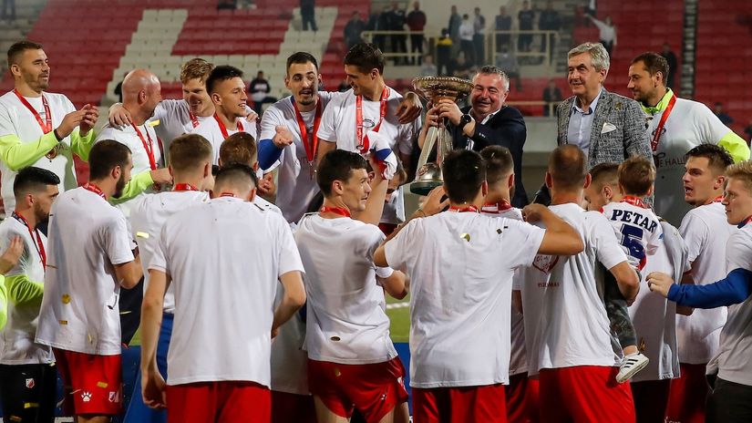 Dušan Bajatović sa peharom kupa (© Star sport)