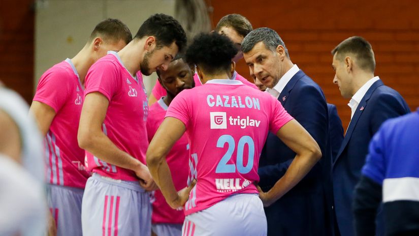Vladimir Jovanović sa igračima (MN Press)