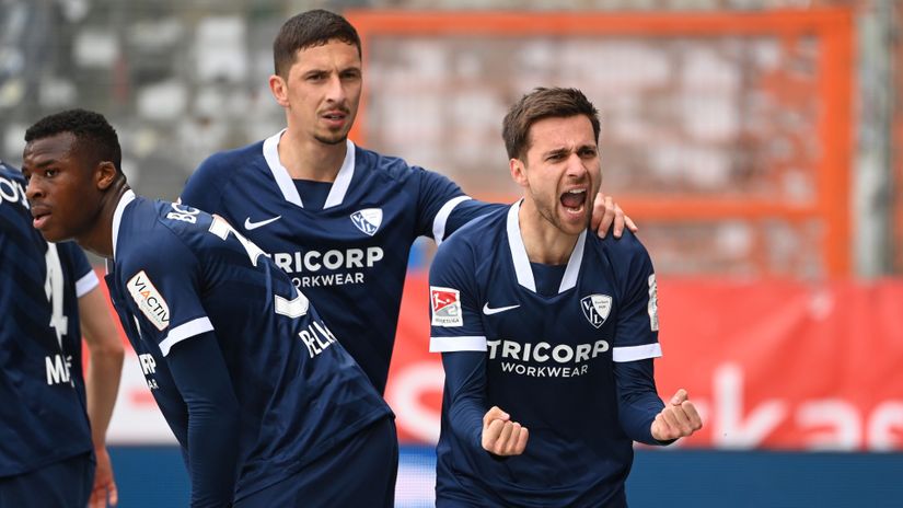 Miloš Pantović (desno) slavi gol (©Reuters)