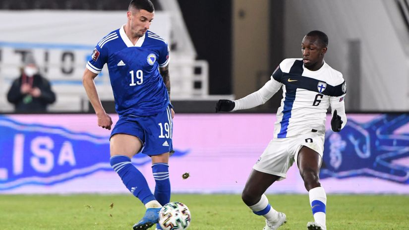 Rade Krunić (BiH) i Glen Kamara (Finska)
