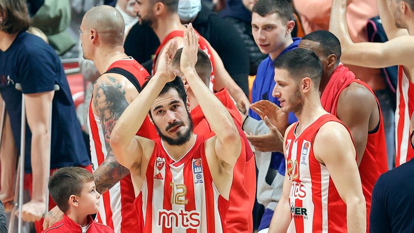 Košarkaši Crvene zvezde i Nikola Kalinić u prvom planu (Foto: Starsport)