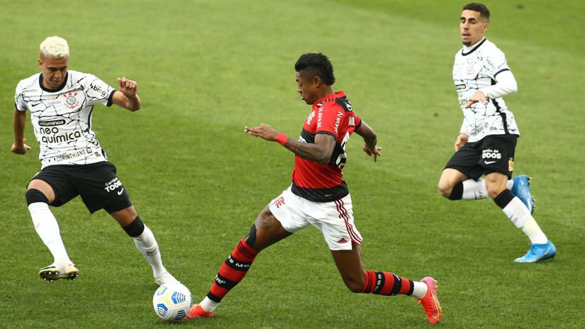 Bruno Enrike u duelu sa Korintijansom u prvom delu sezone (©Reuters)