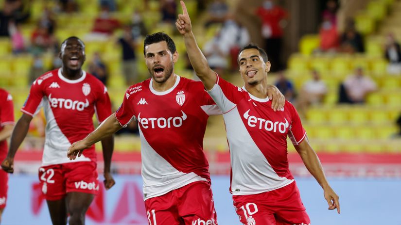 Visam Ben Jeder proslavlja gol sa saigračima (©Reuters)