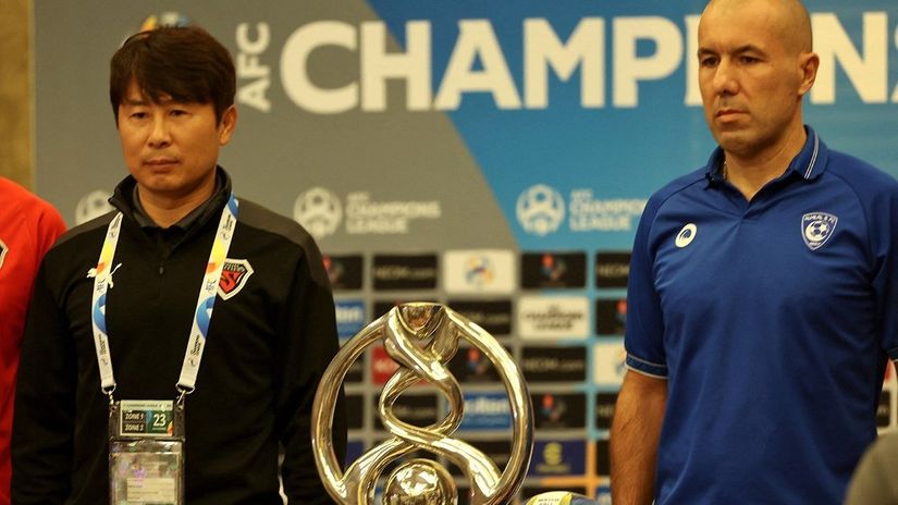Treneri Kim Gi Dong i Leonardo Žardim sa peharom Lige šampiona (©AFP)