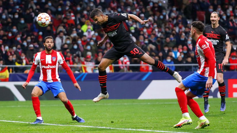 Trenutak kada Mesijas daje gol, Ibrahimović se već raduje (©Reuters)