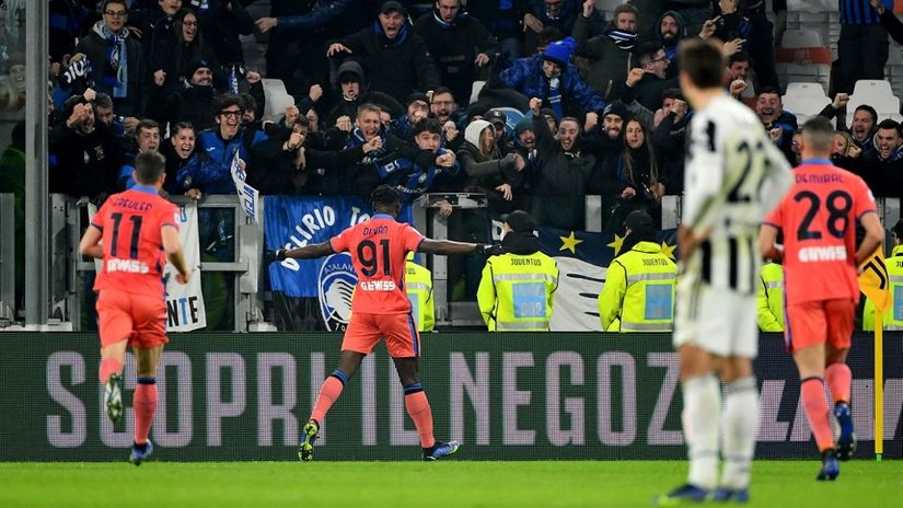 Duvan Zapata slavi gol sa navijačima Atalante u Torinu (AFP)