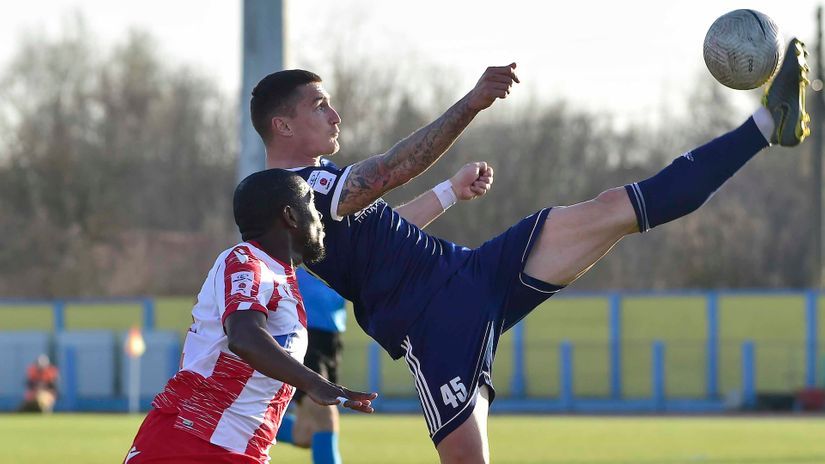 Slavko Damjanović u duelu sa El Farduom Benom (©Starsport)