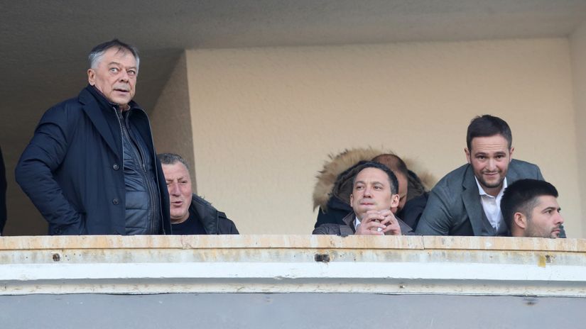 Novica Tončev stoji, Stanislav sedi levo od njega (©MN Press)