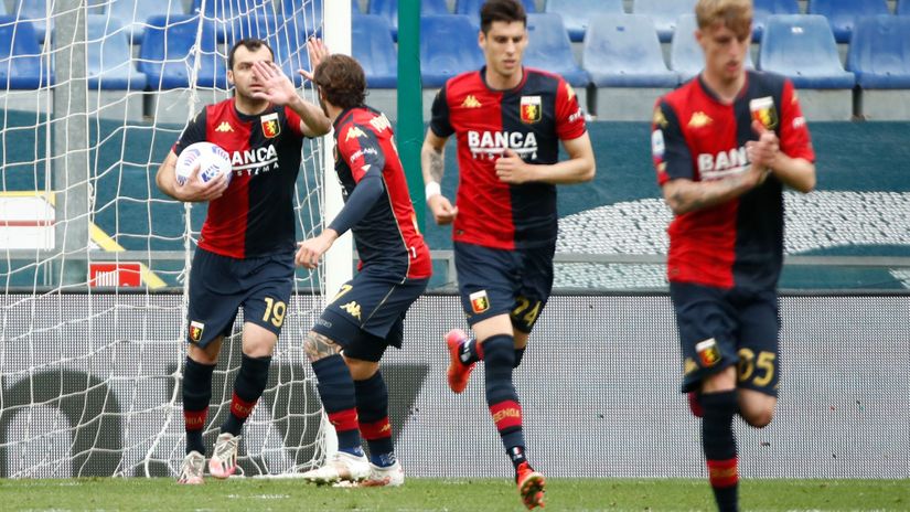 Goran Pandev (Đenova) proslavlja gol sa saigračima