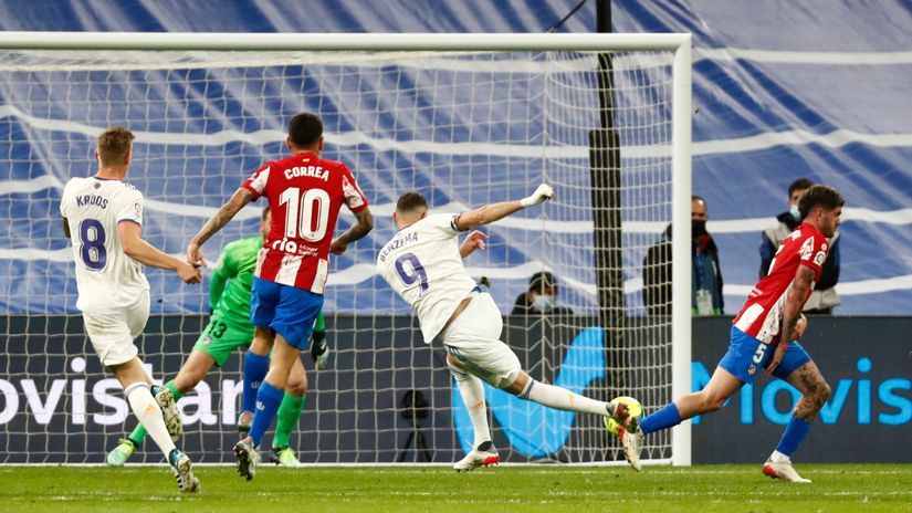Momenat kada Karim Benzema postiže gol (©Reuters)