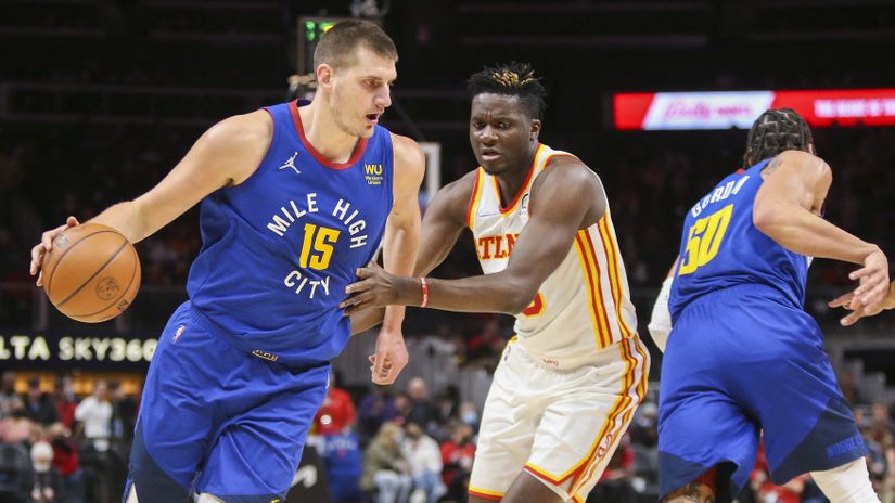 Nikola Jokić i Klint Kapela (© Reuters)