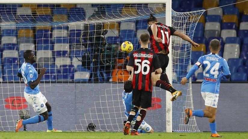 Ibrahimović postiže gol Napoliju (© Reuters)