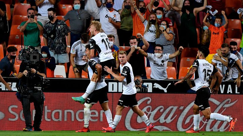 Ugo Duro (Valensija) proslavlja gol sa saigračima