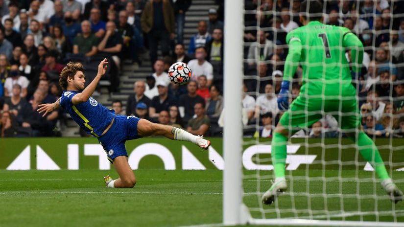Markos Alonso (Čelsi) šutira na gol Totenhema