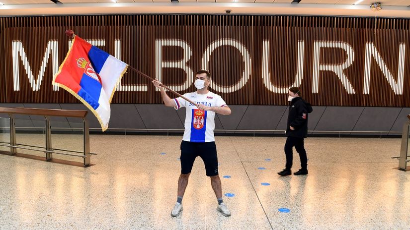 Srpski navijač na aerodromu u Melburnu čeka Đokovića (AFP)