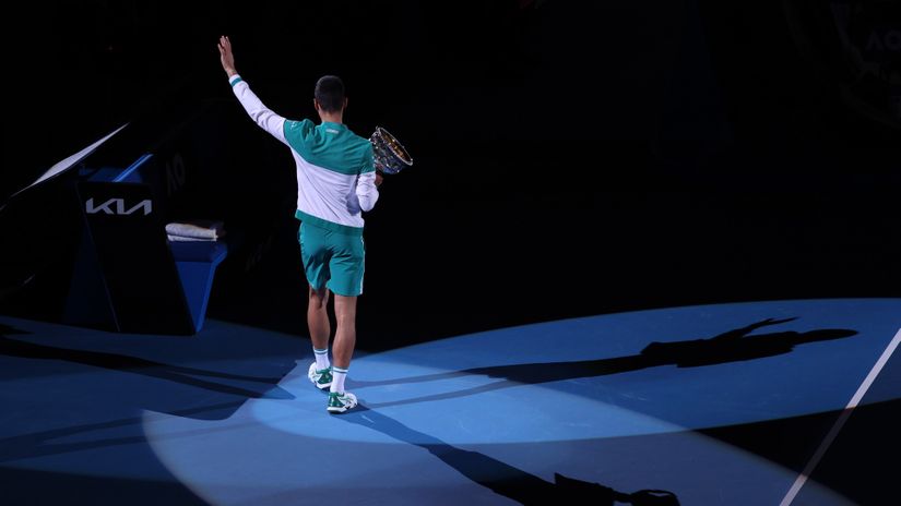 Novak Đoković sa peharom AO iz 2021. (©Reuters)