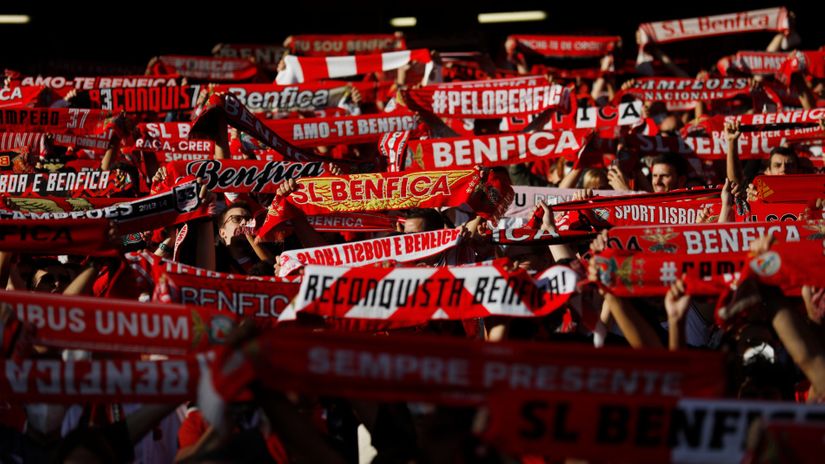 Navijači Benfike (©Reuters)