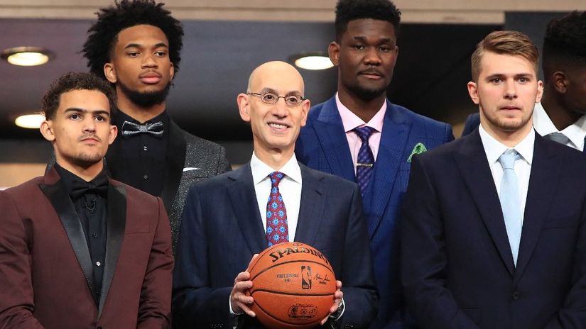 Jang i Dončić u društvu Adama silvera (©AFP)