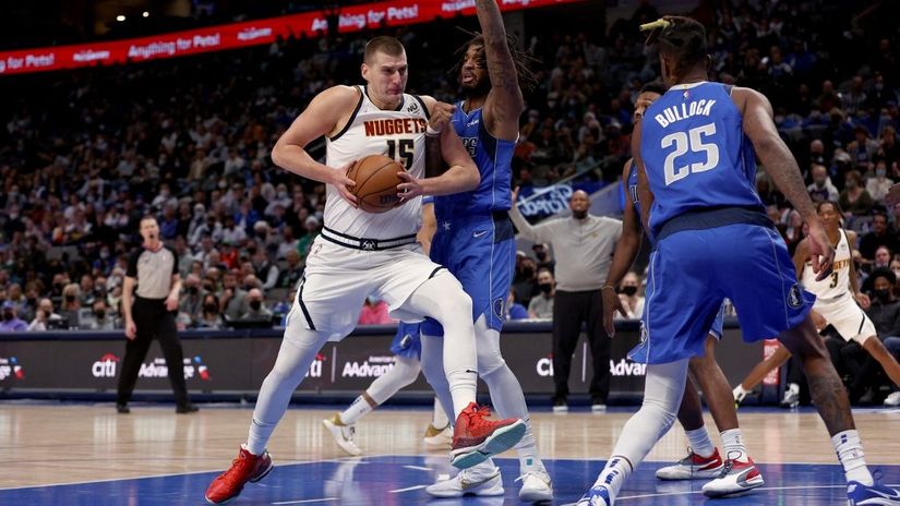 Nikola Jokić u prodoru (AFP)