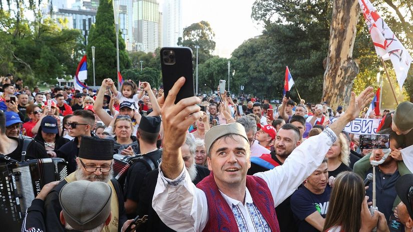 Scene ispred hotela u Melburnu u kome se nalazi Đoković (© Reuters)