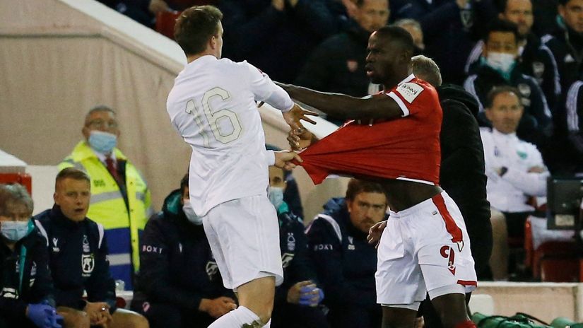 Rob Holding i Kinan Dejvis u svađi (©Reuters)